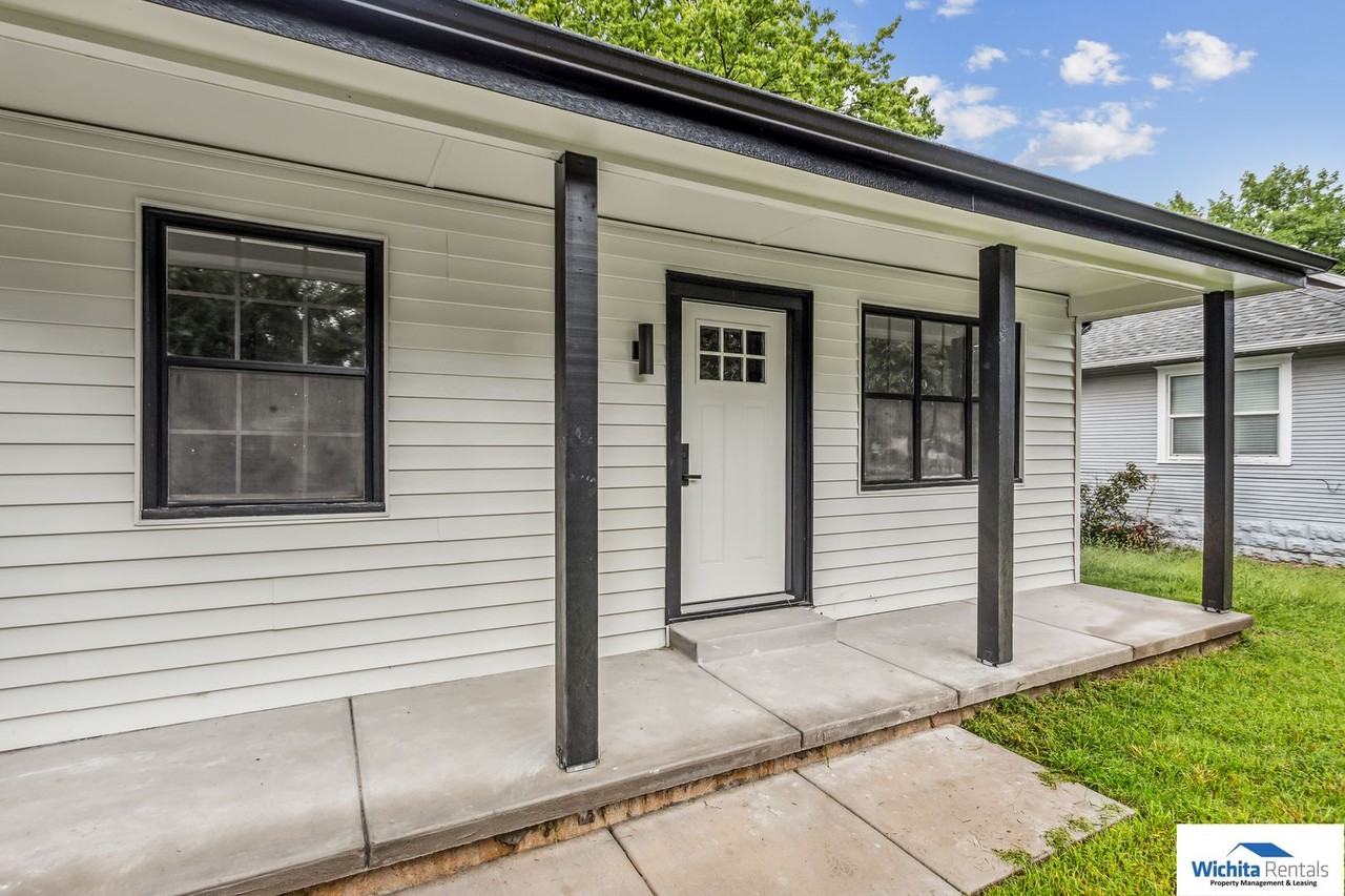 251 N Spruce St - Photo 2 of 17