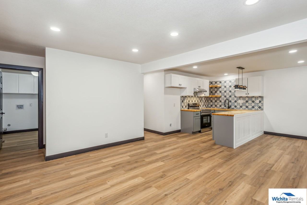 251 N Spruce St - Photo 4 of 17