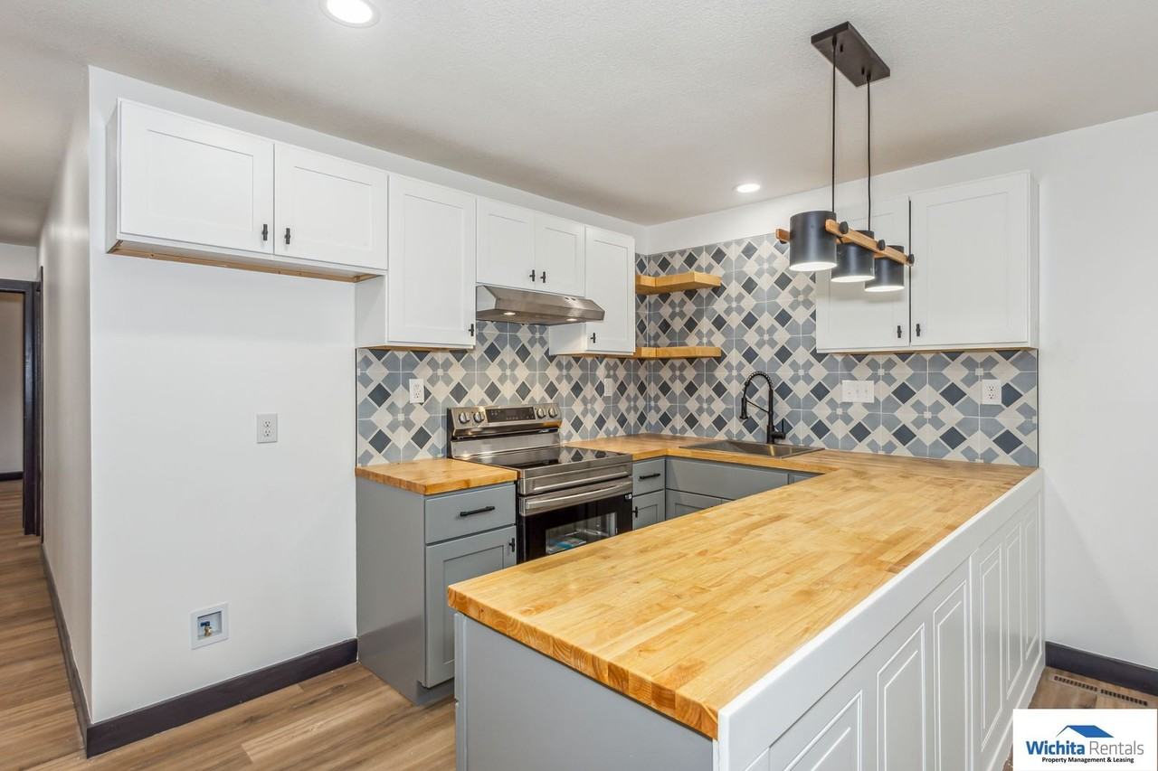 251 N Spruce St - Photo 5 of 17