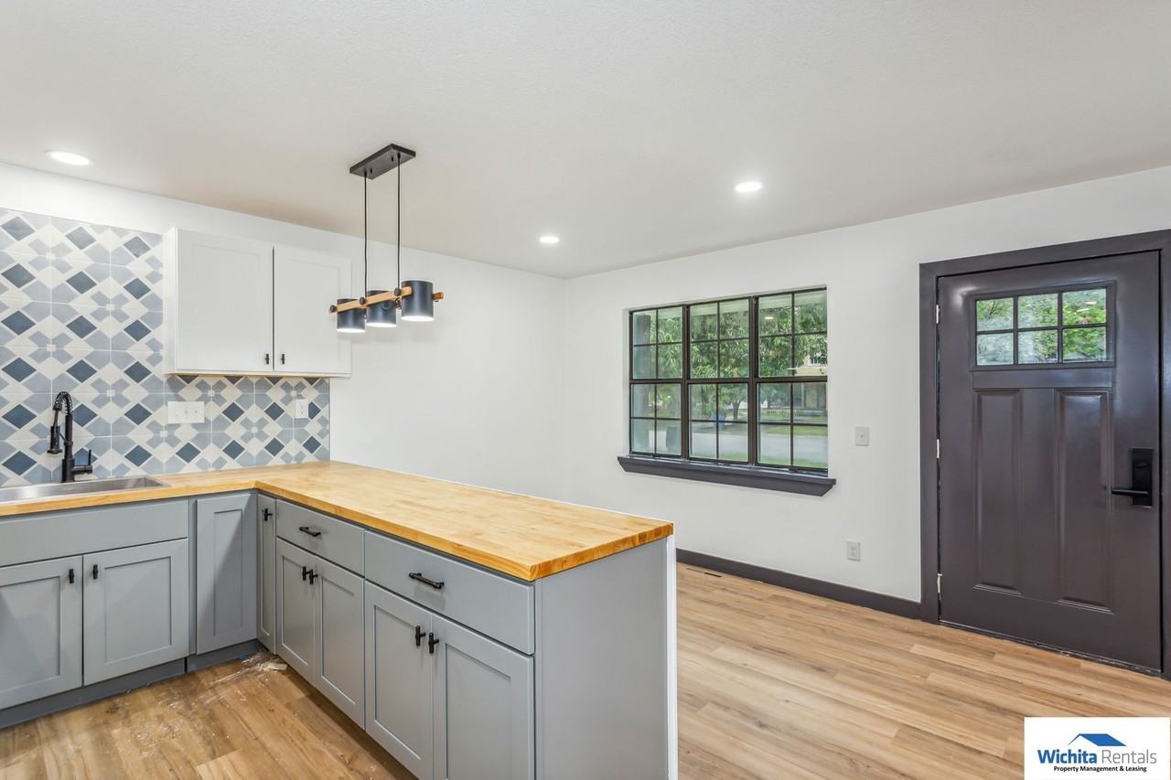 251 N Spruce St - Photo 6 of 17