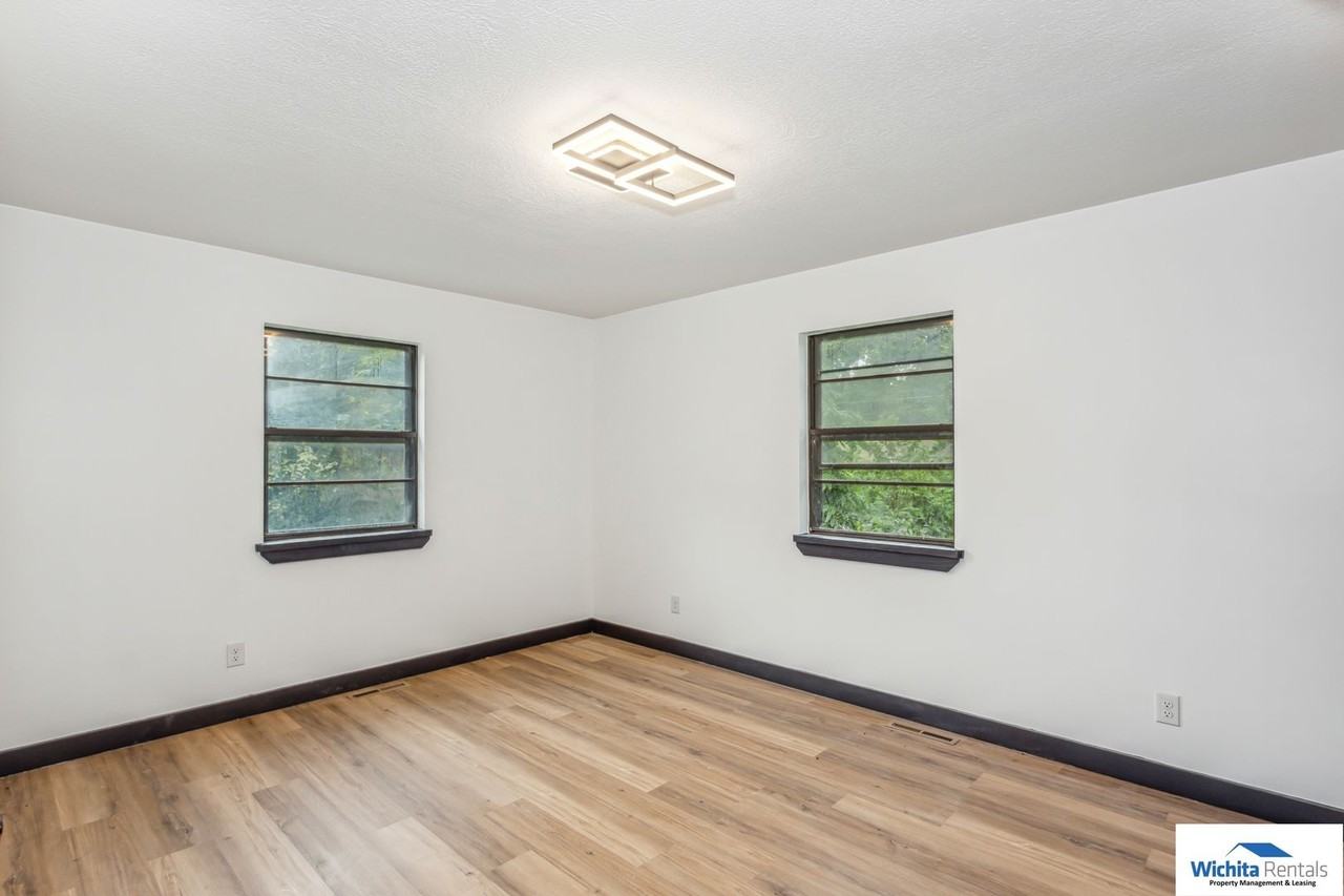 251 N Spruce St - Photo 7 of 17