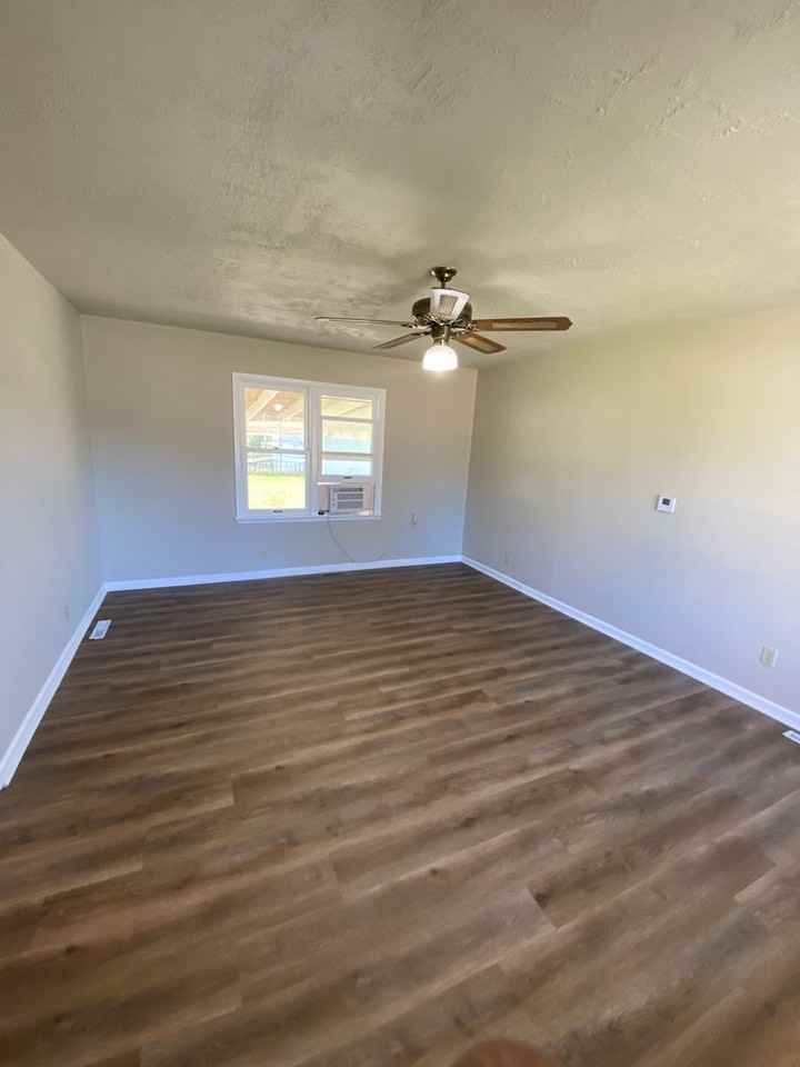 702 E 20th St S - Photo 2 of 11
