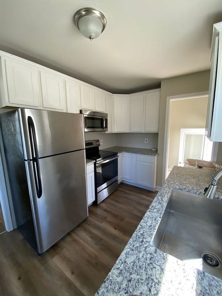 702 E 20th St S - Photo 5 of 11