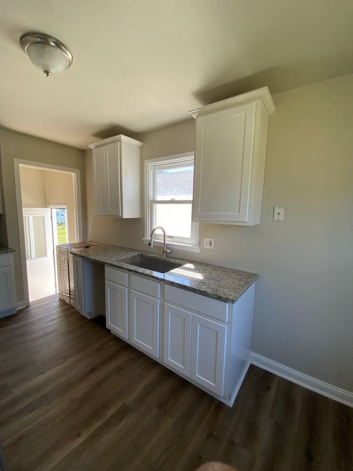 702 E 20th St S - Photo 6 of 11
