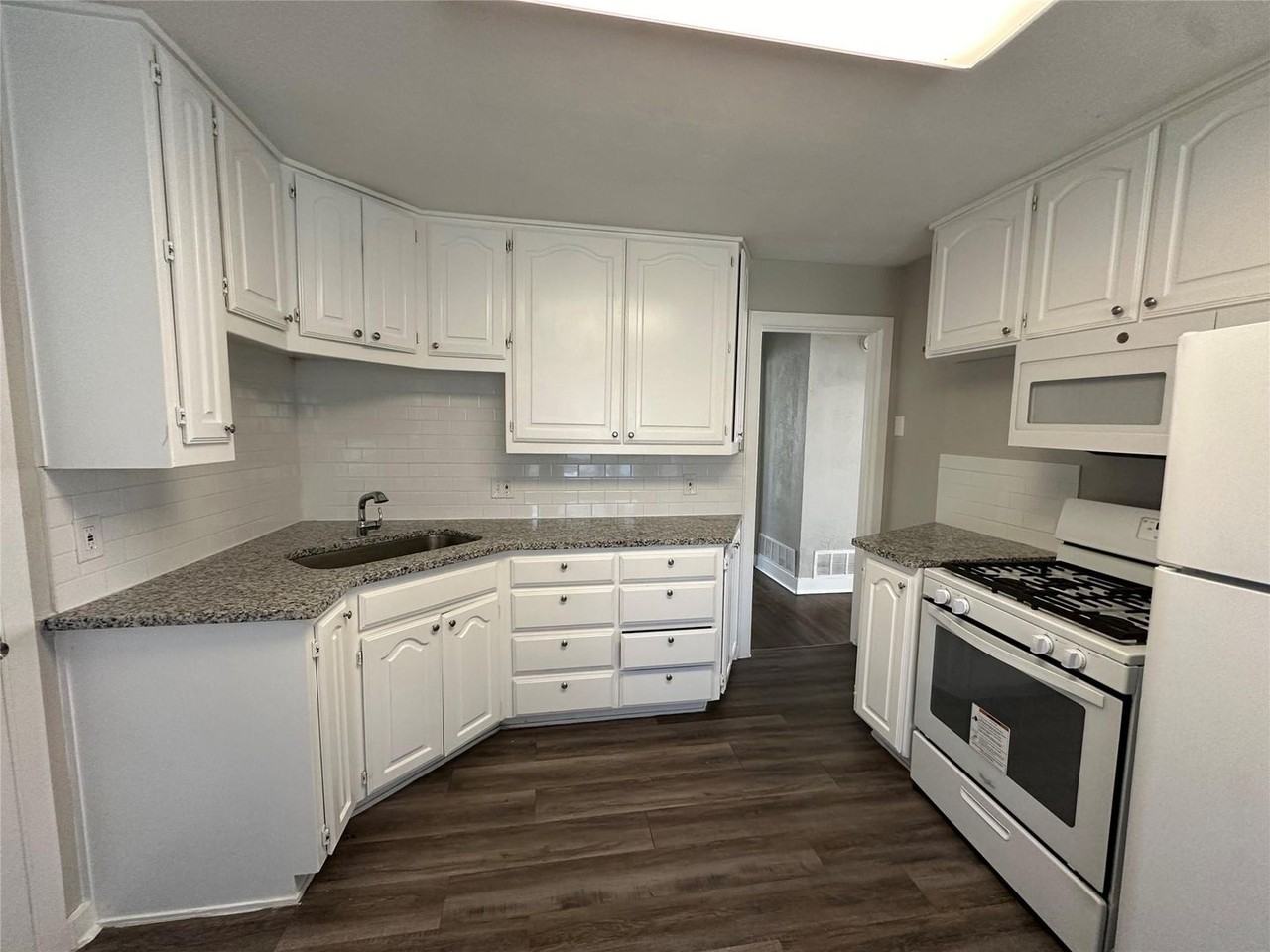 1210 Lindsey St - Photo 6 of 28