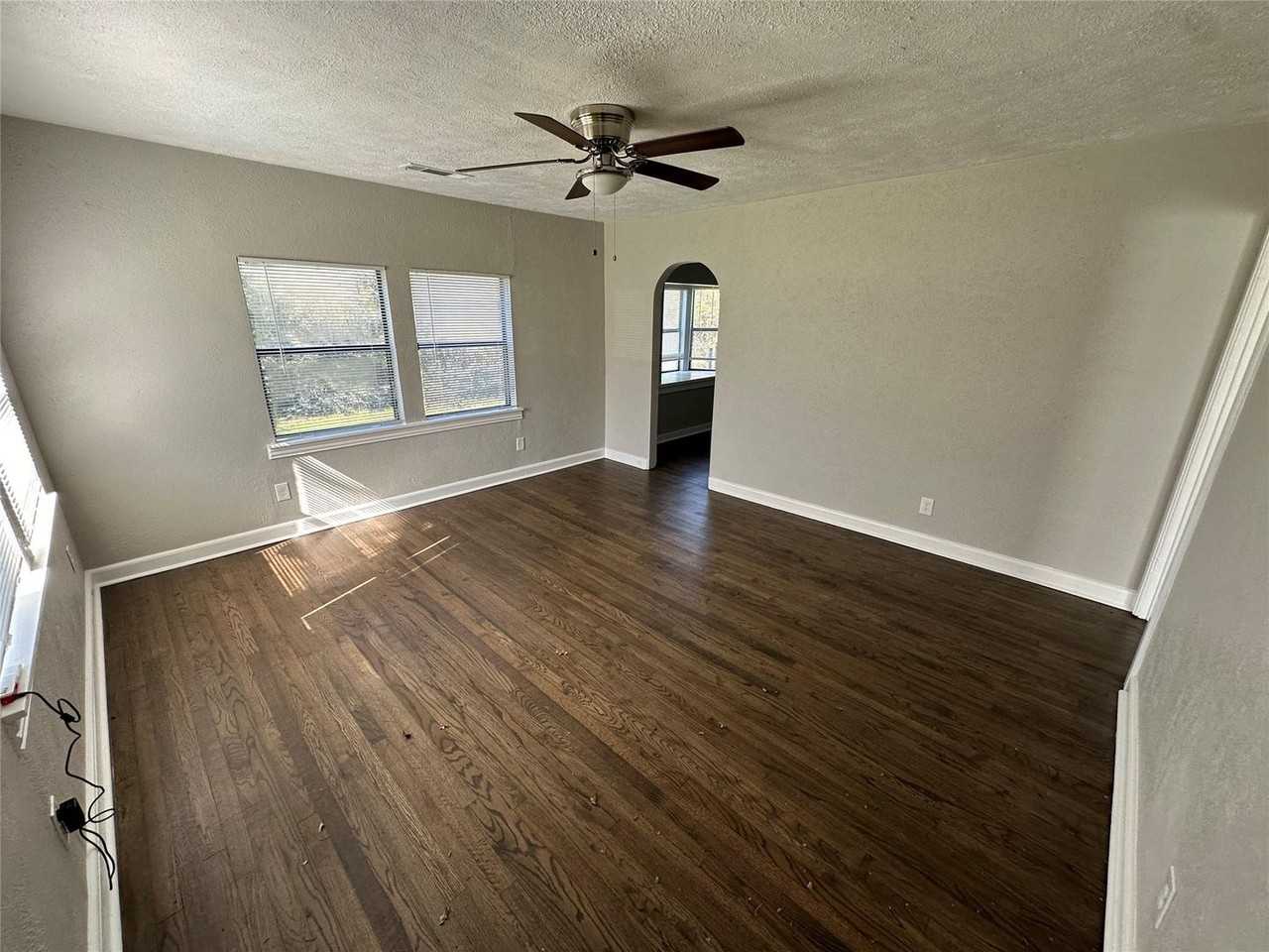 1210 Lindsey St - Photo 4 of 28