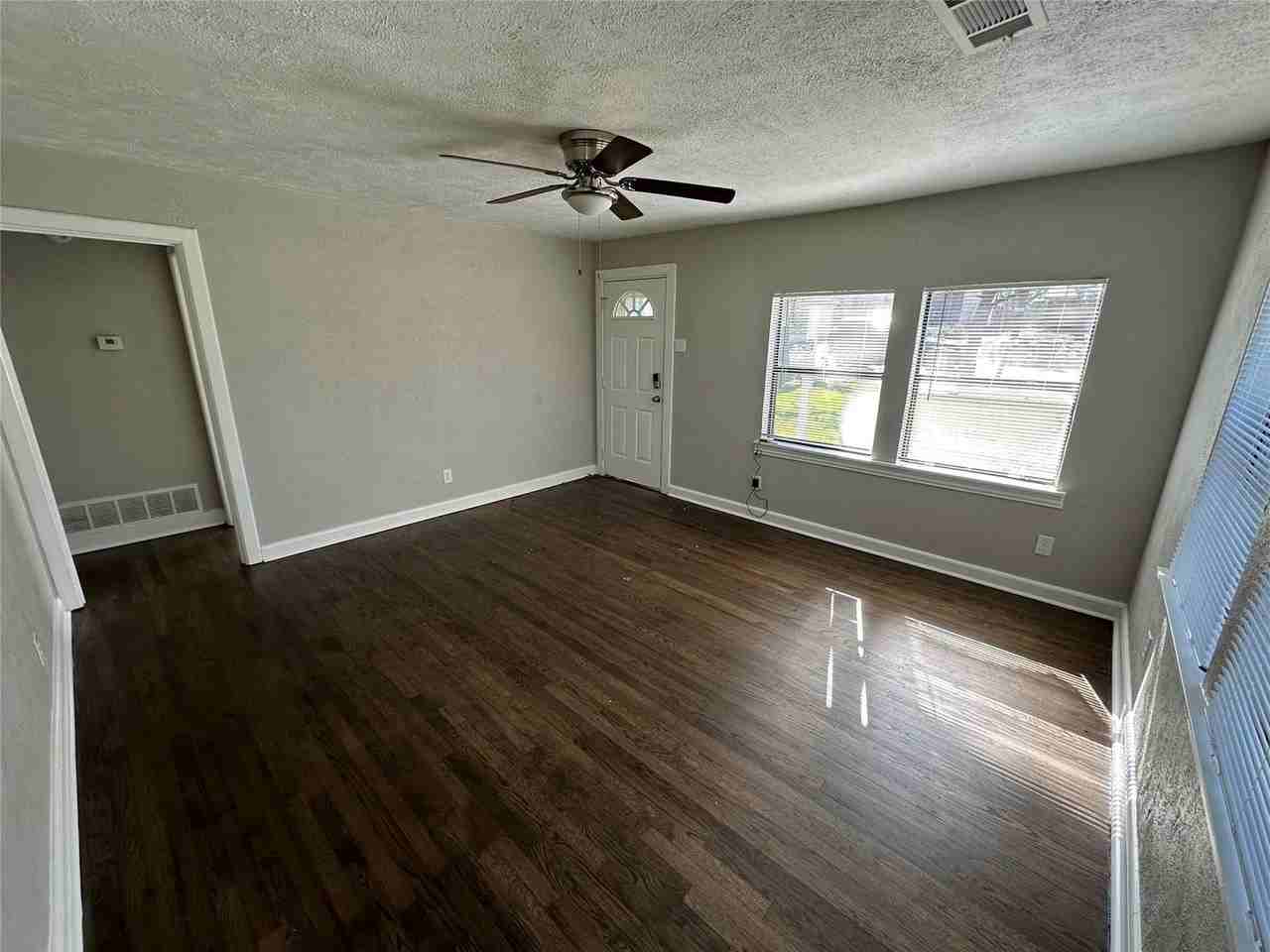 1210 Lindsey St - Photo 5 of 28