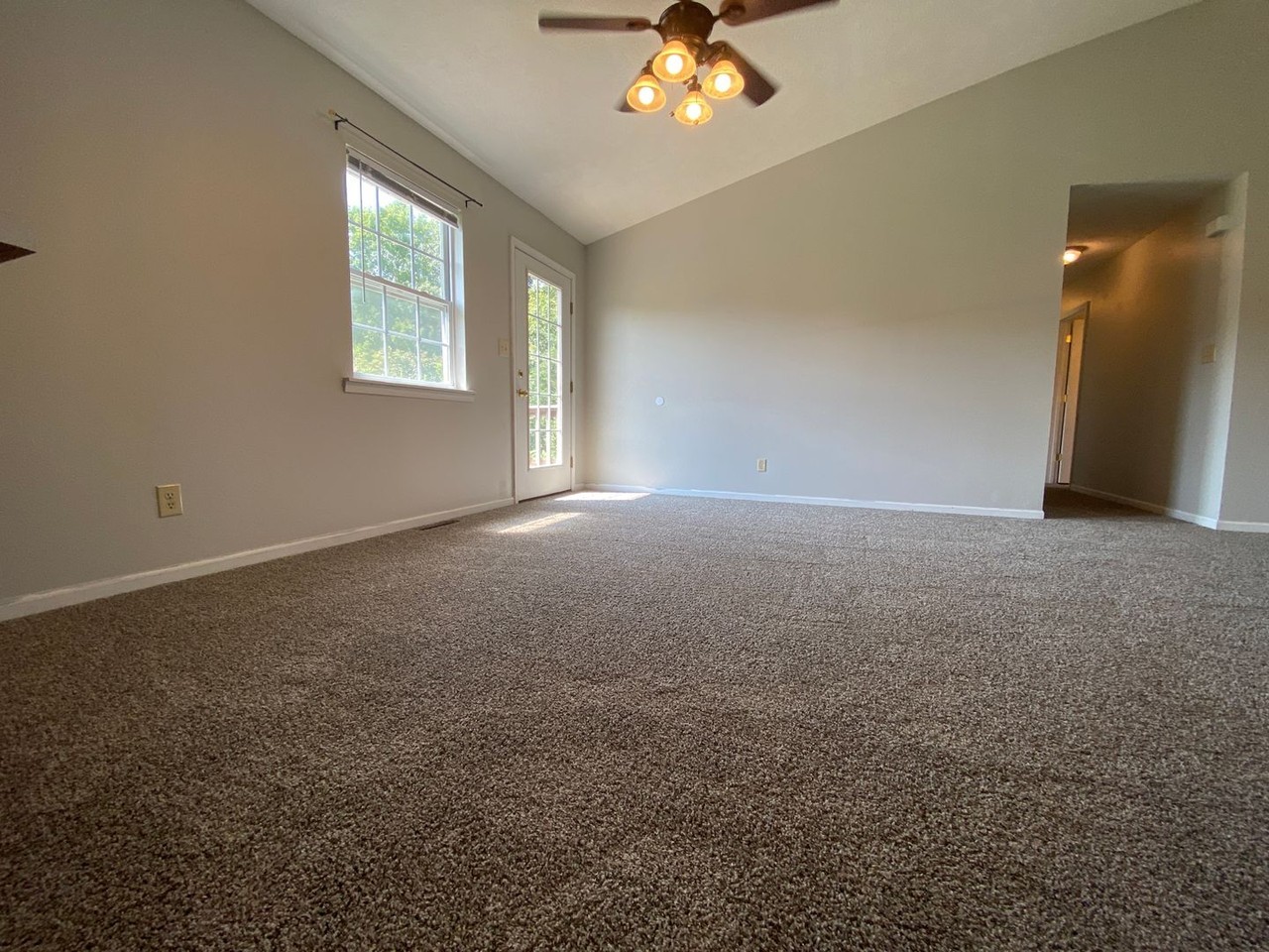 19477 Laveille Rd - Photo 4 of 25