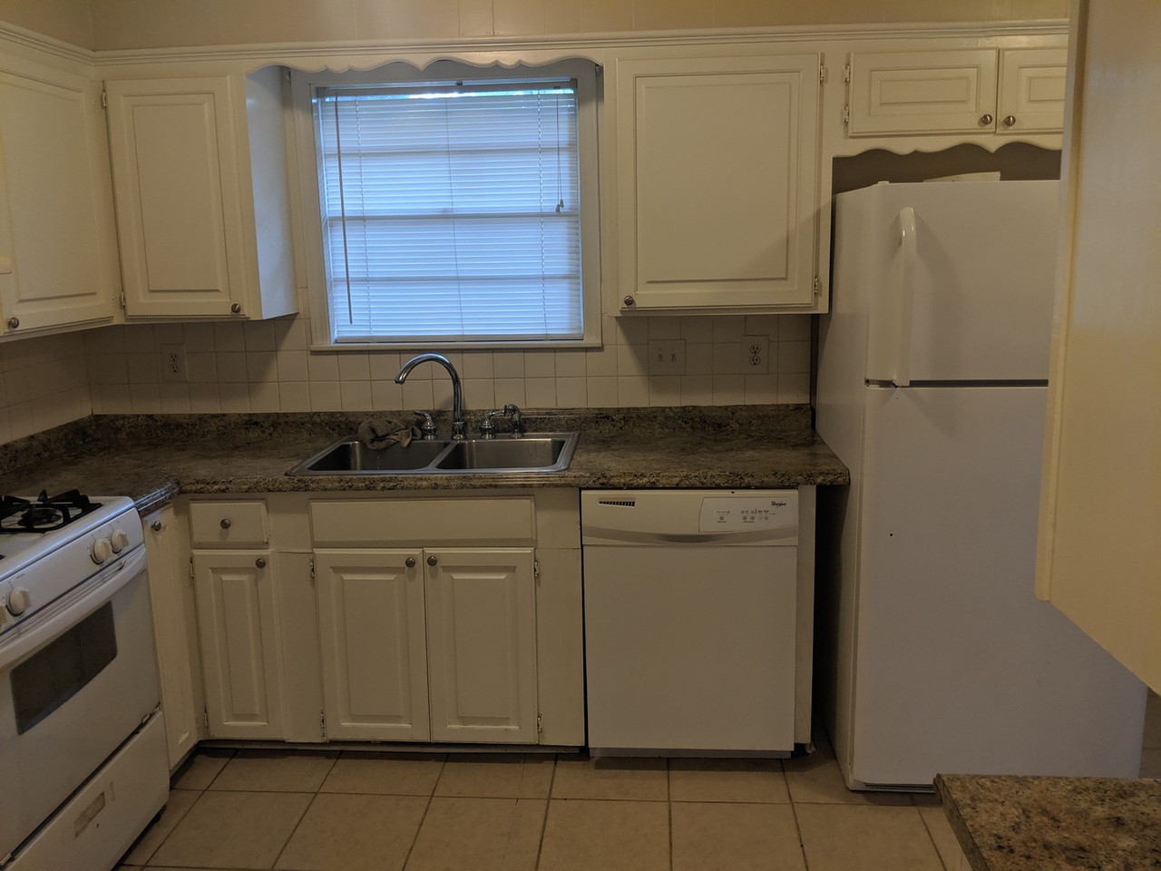 603 E Gum St - Photo 3 of 15