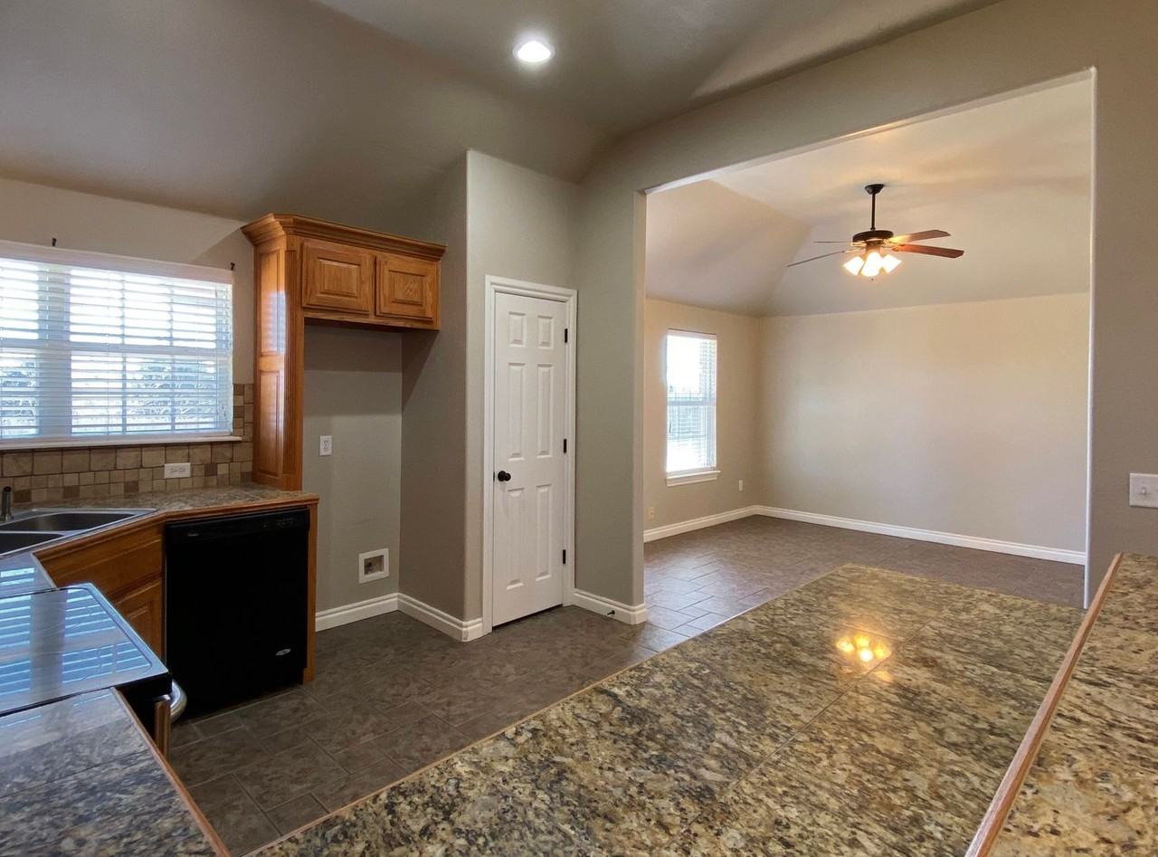 3017 Line Dr - Photo 6 of 46