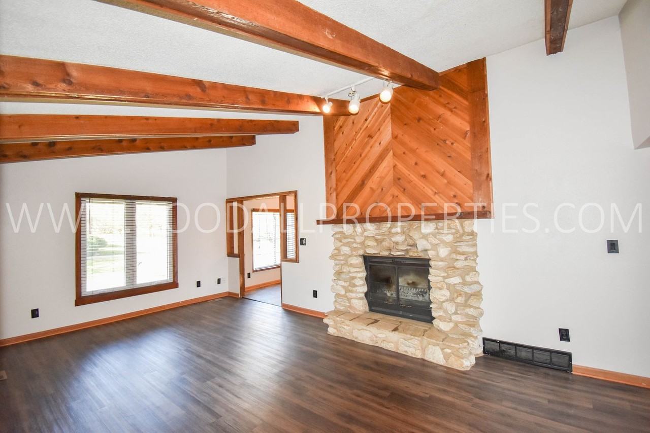 1315 Nw 92nd St - Photo 2 of 15