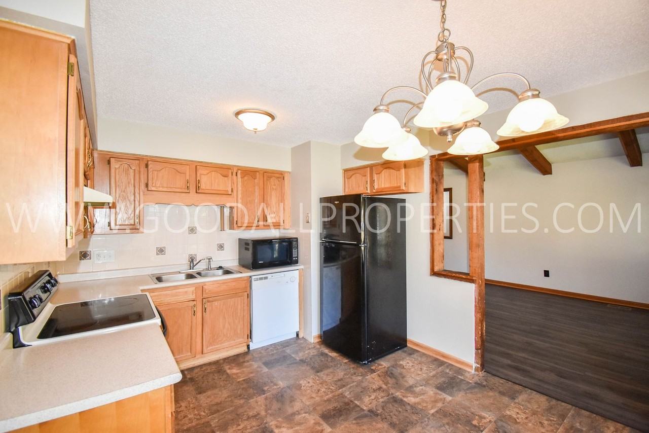 1315 Nw 92nd St - Photo 4 of 15