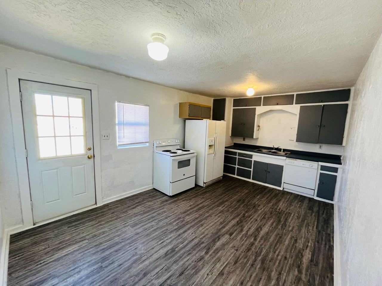 109 E 6th St - Photo 2 of 50