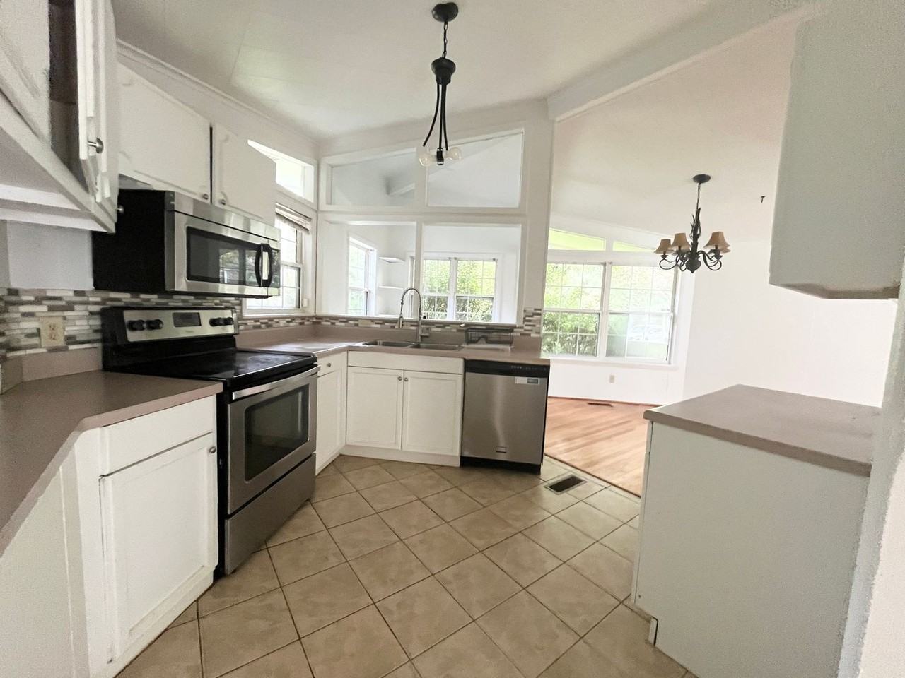 1619 Midgett Dr - Photo 3 of 12