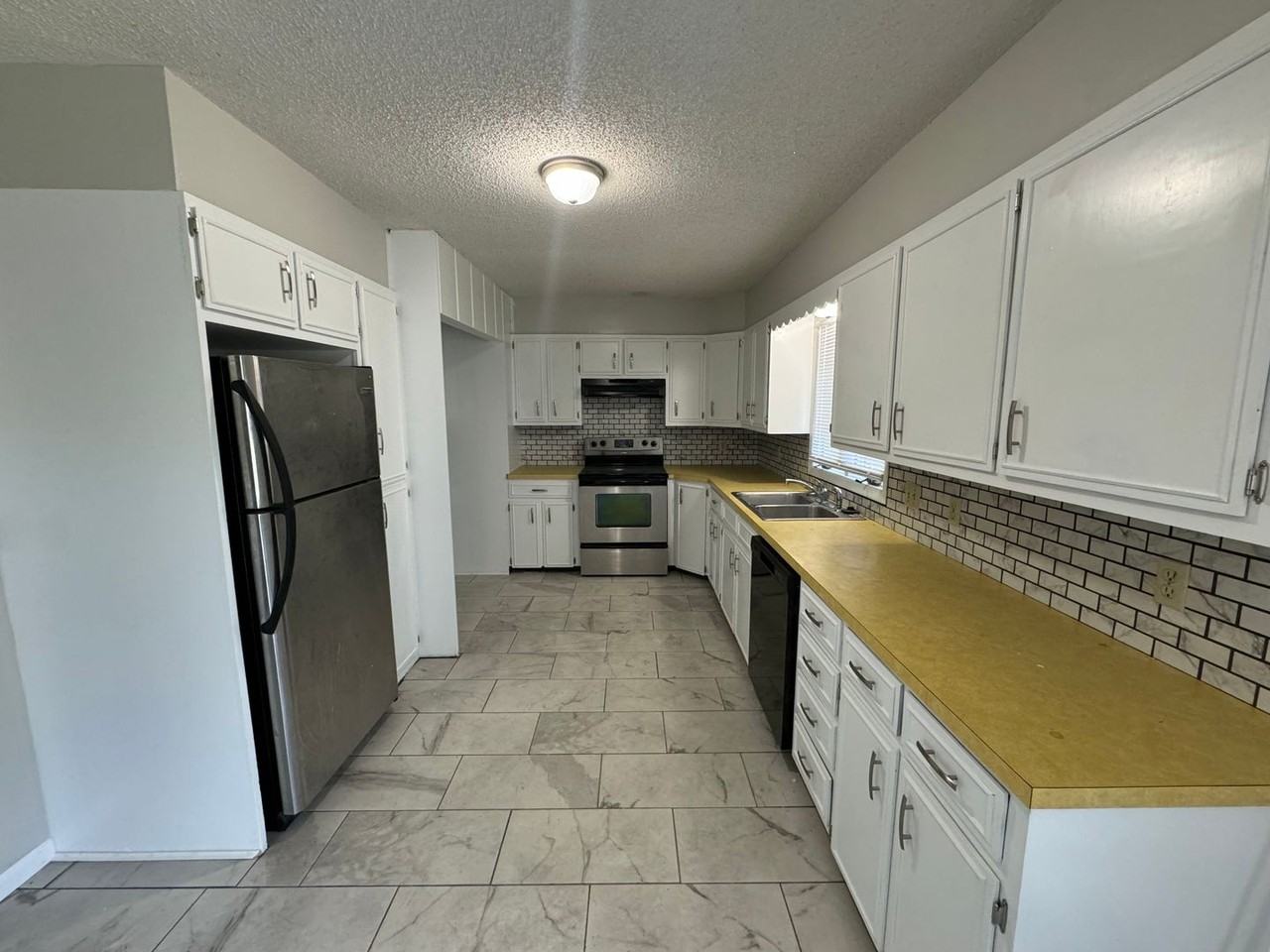 10116 W Briarwood Ave - Photo 2 of 30