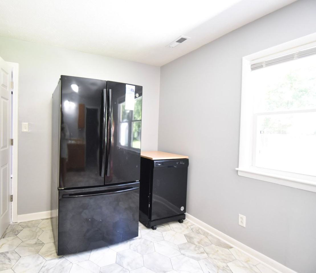 7546 Southgate Rd - Photo 5 of 20