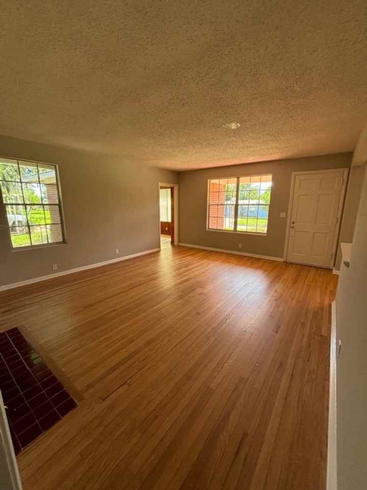 5321 Rollins Ave - Photo 2 of 26