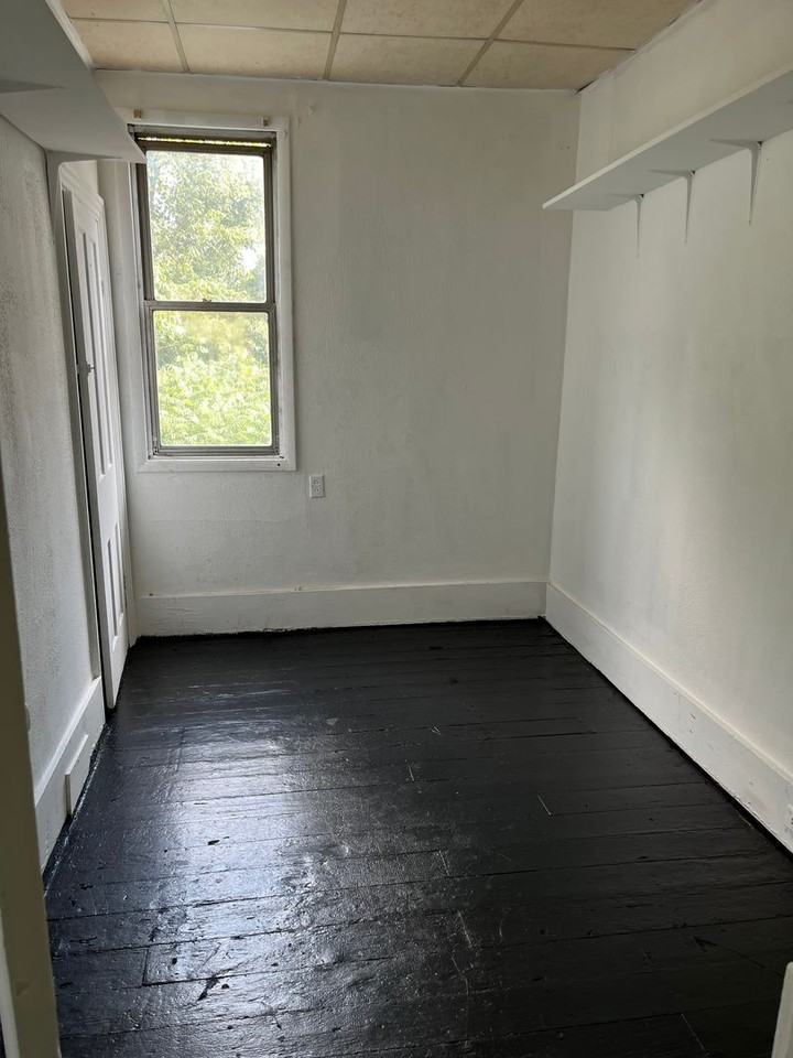 911 Main St - Photo 2 of 10