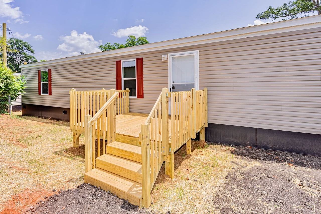 923 W. Lee Road - Photo 2 of 31