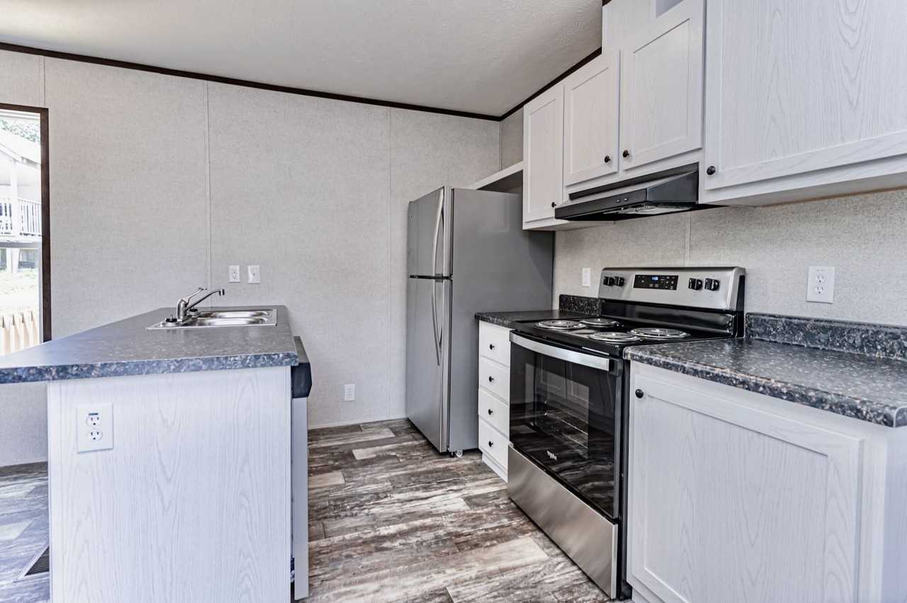 923 W. Lee Road - Photo 3 of 31