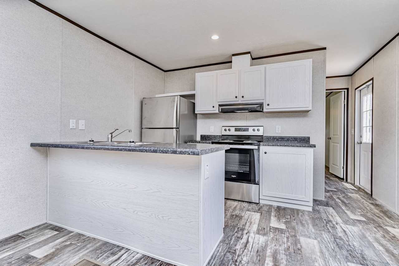 923 W. Lee Road - Photo 4 of 31