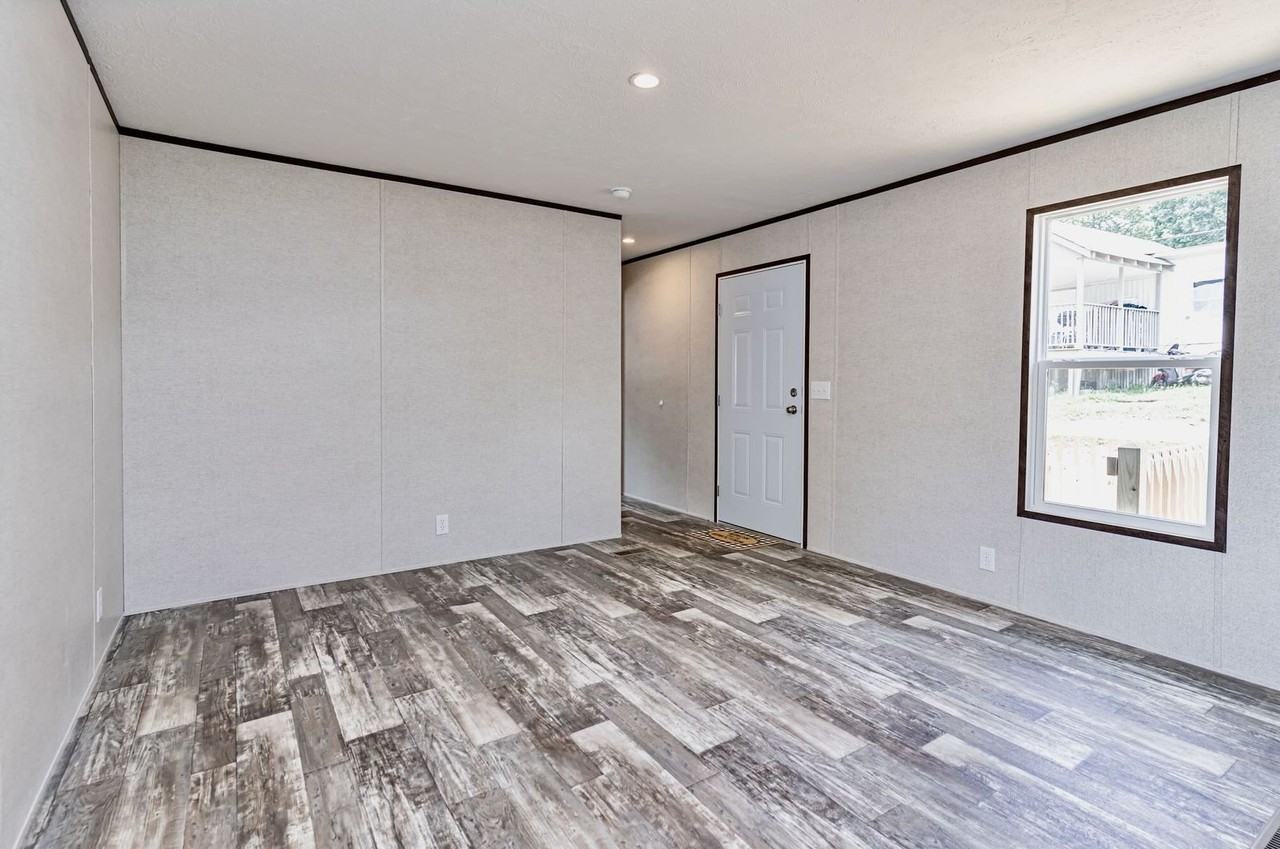 923 W. Lee Road - Photo 7 of 31