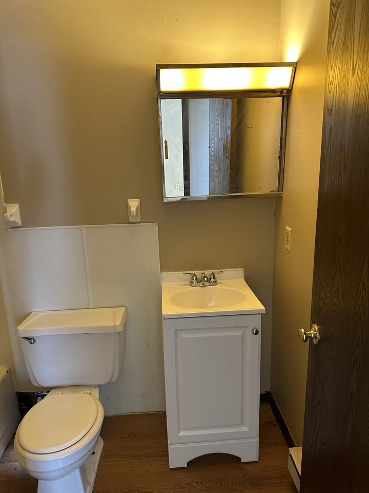 1407 Spring Ave Ne #B - Photo 2 of 10