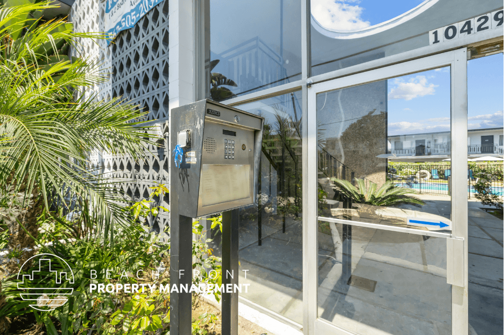 10429 La Reina Ave. - Photo 5 of 25