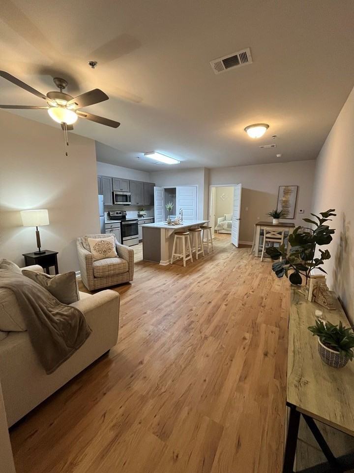 501 E Elm St - Photo 2 of 7