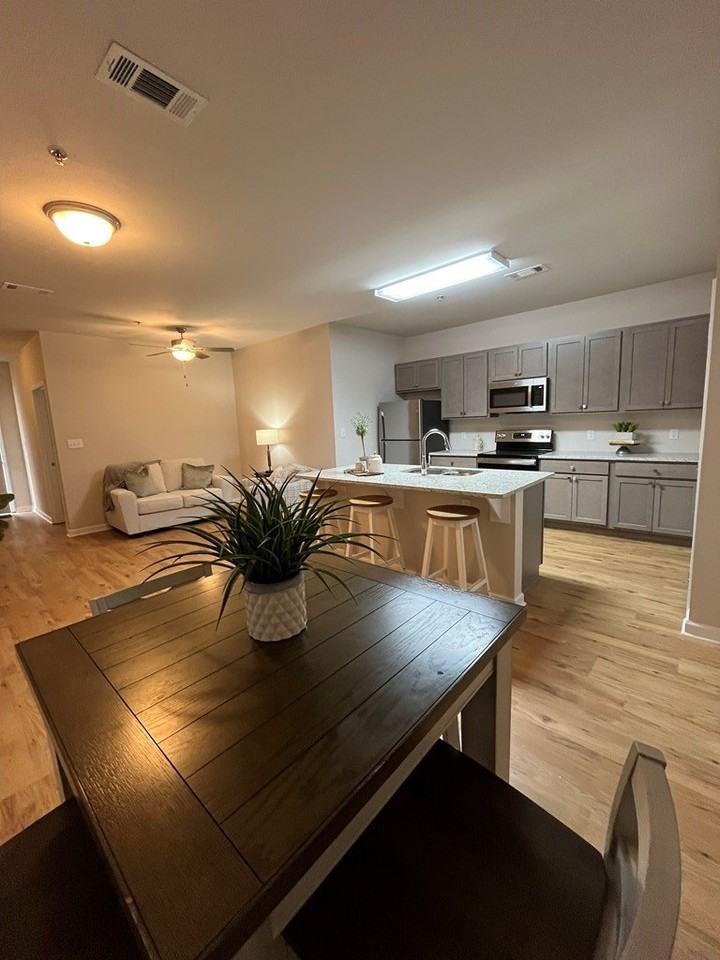 501 E Elm St - Photo 3 of 7