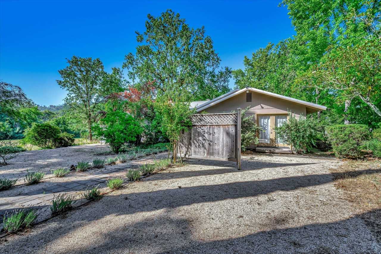 4660 Thomas Rd - Photo 2 of 23