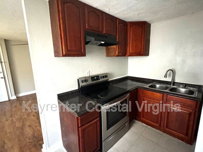 211 Rogers Ave #B - Photo 7 of 16