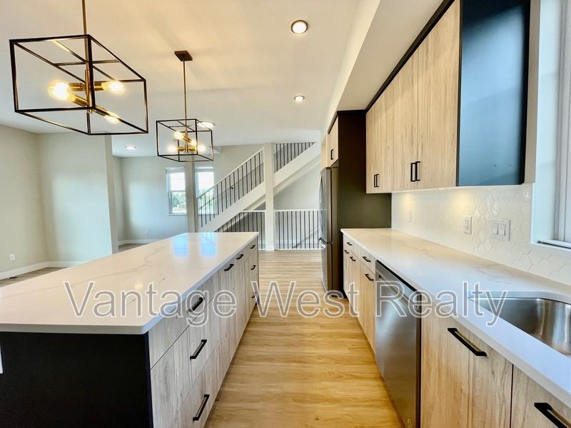 2701 South Gellatly Rd - Photo 3 of 30