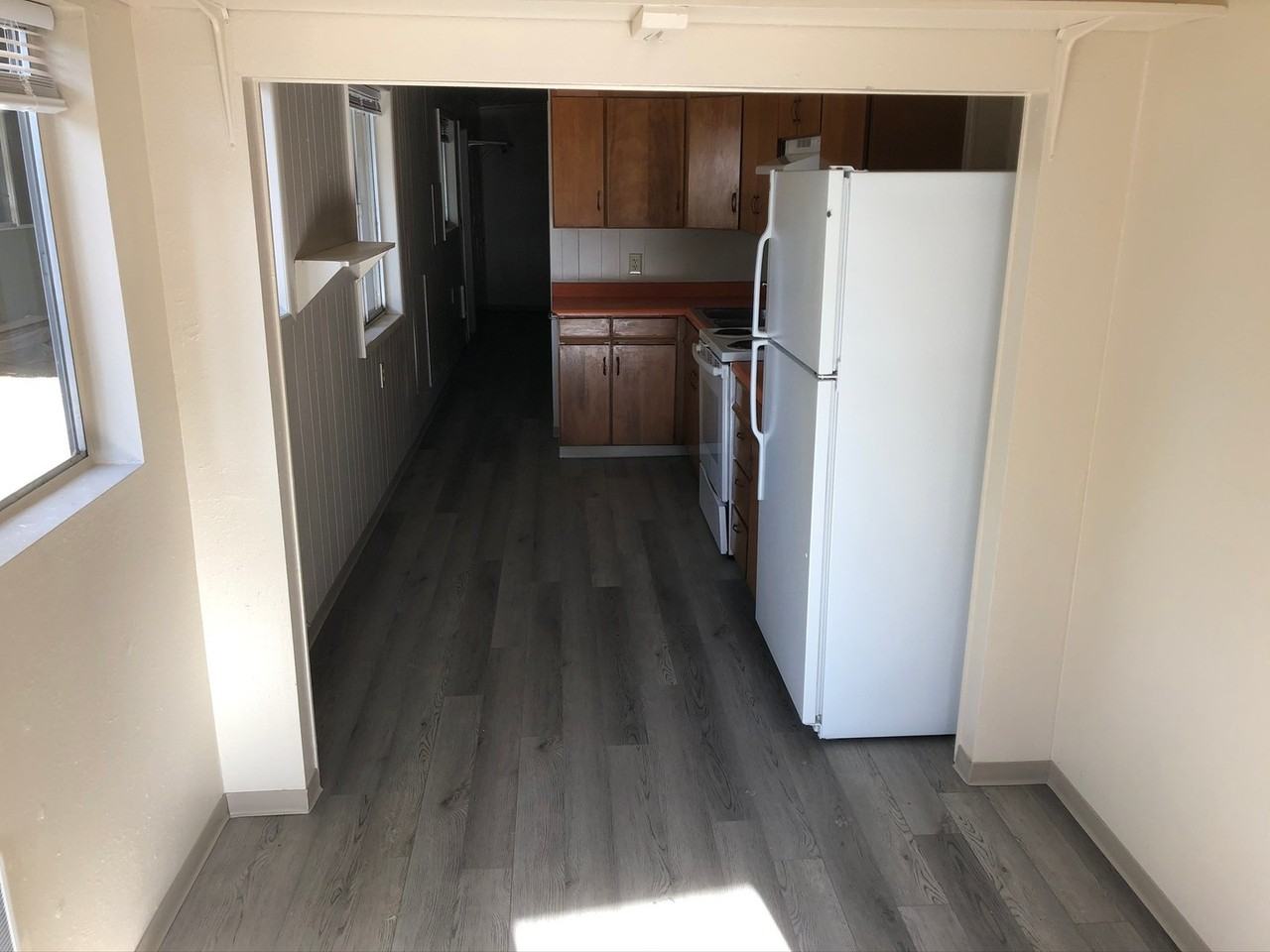 562 Se Davis St - Photo 3 of 9