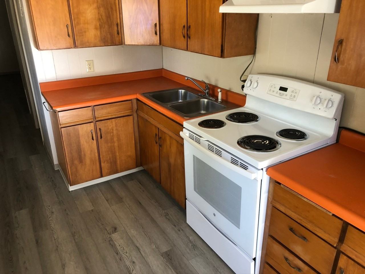 562 Se Davis St - Photo 7 of 9