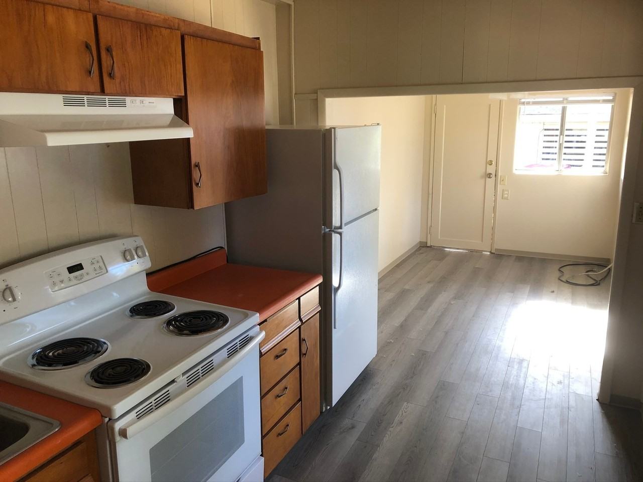 562 Se Davis St - Photo 4 of 9