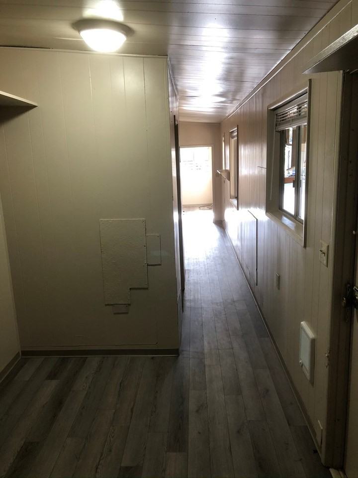 562 Se Davis St - Photo 2 of 9