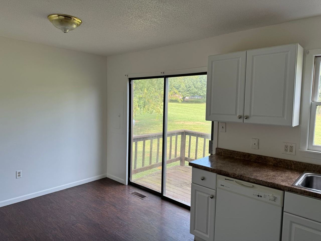 180 Oakcrest Circle - Photo 7 of 23