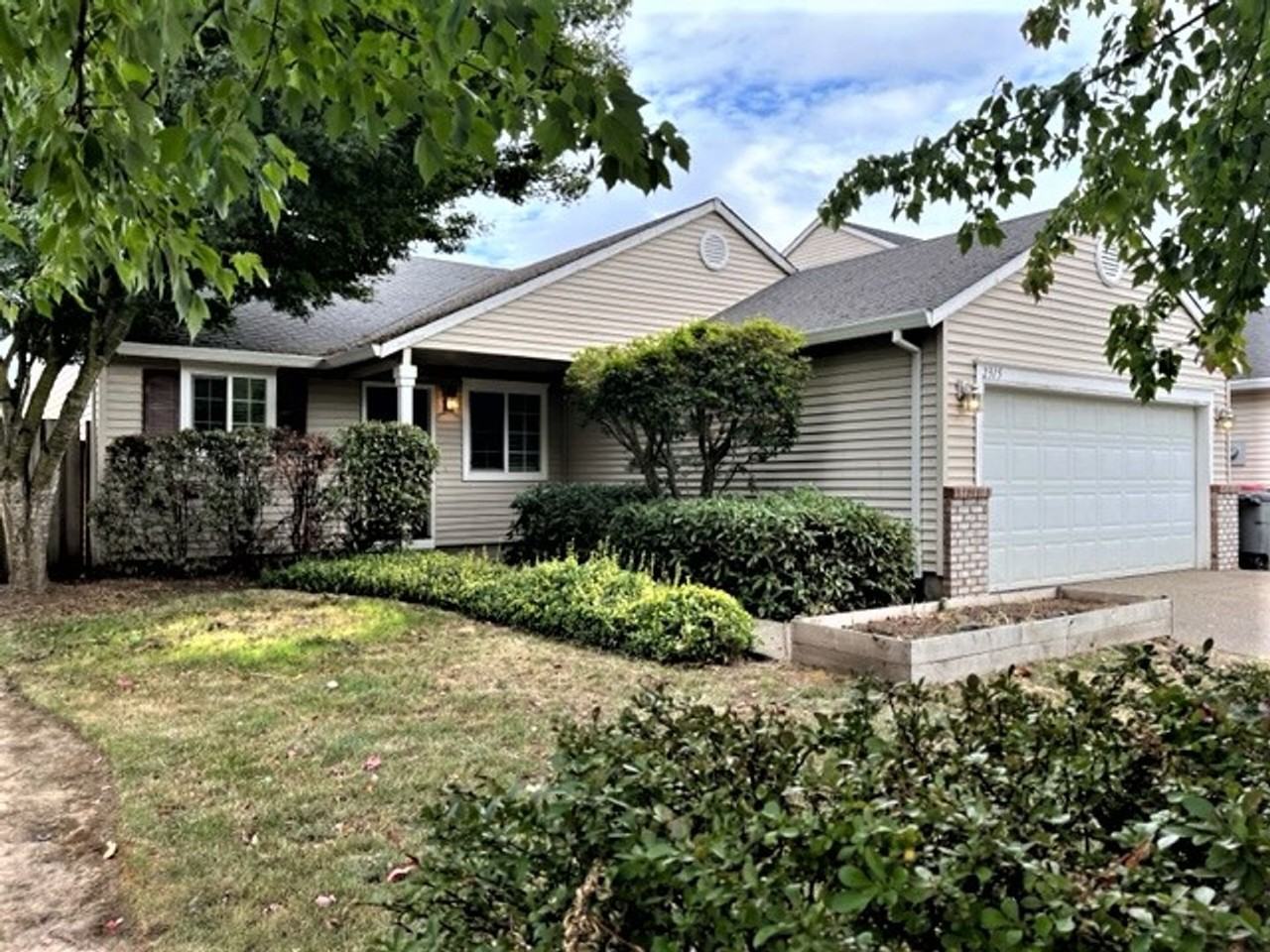 2315 Sw Hannah Cir - Photo 2 of 18