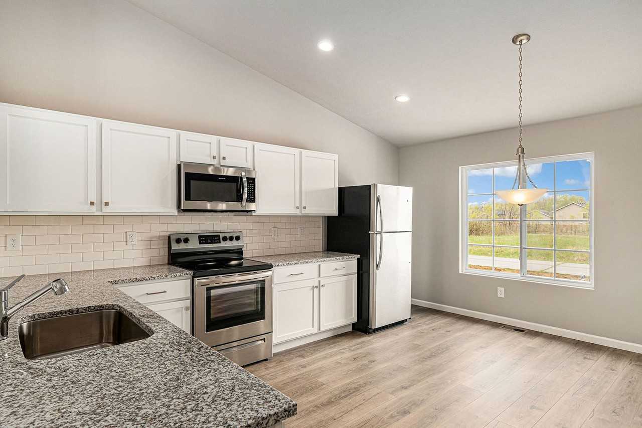 2411 Richardson Ct - Photo 2 of 17