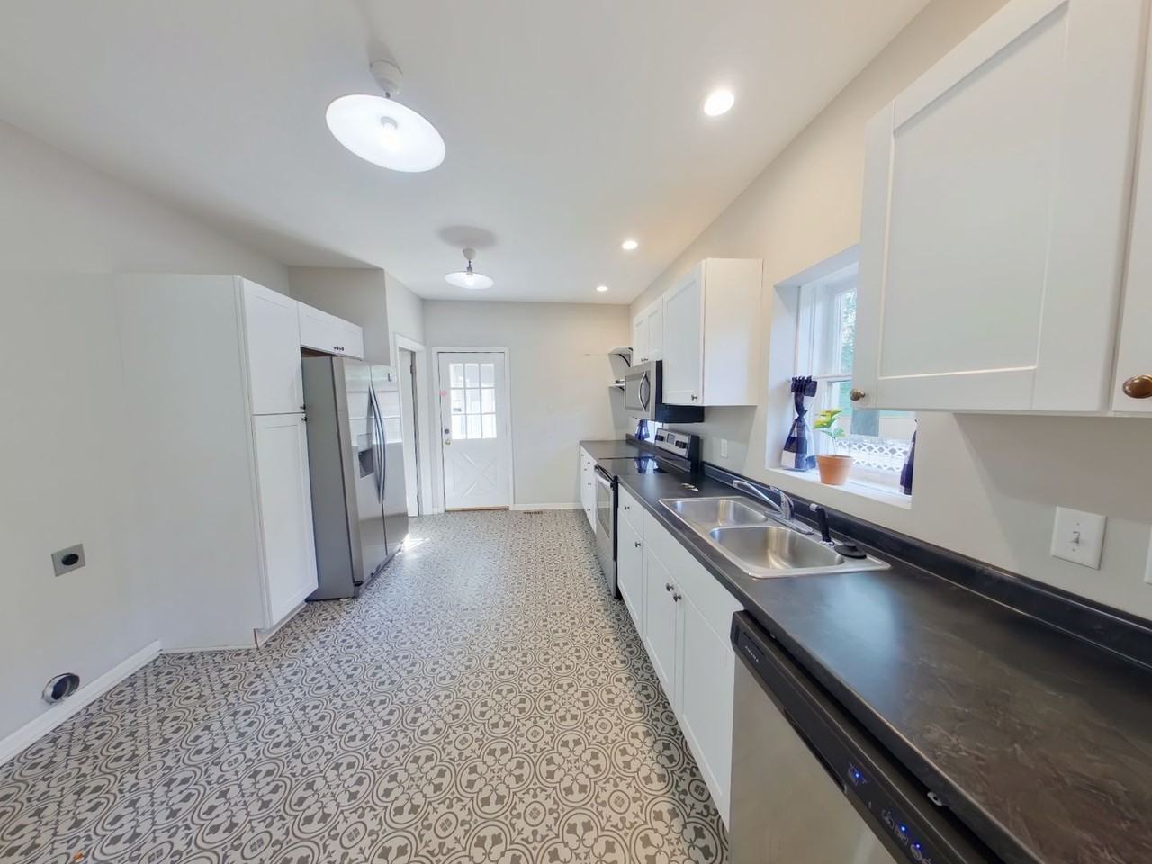 144 S Sedgwick St - Photo 4 of 11