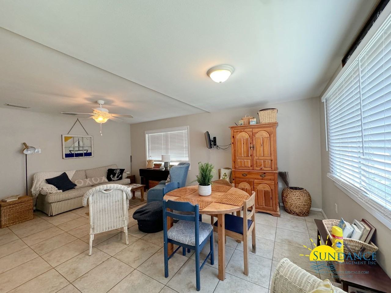 384 Edge Ave - Photo 3 of 19