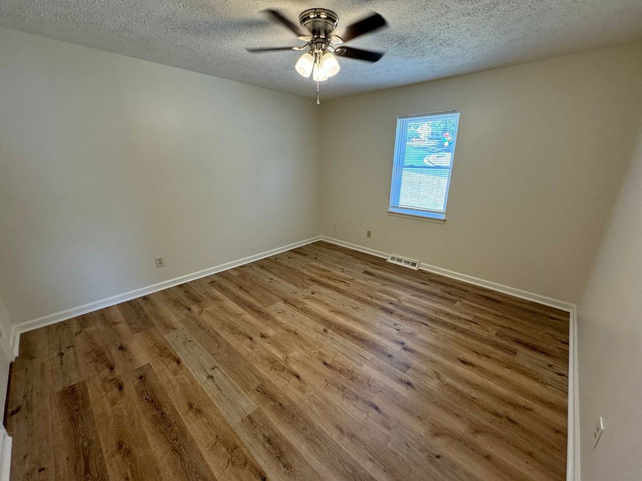 526 West 13th Street - Photo 4 of 12