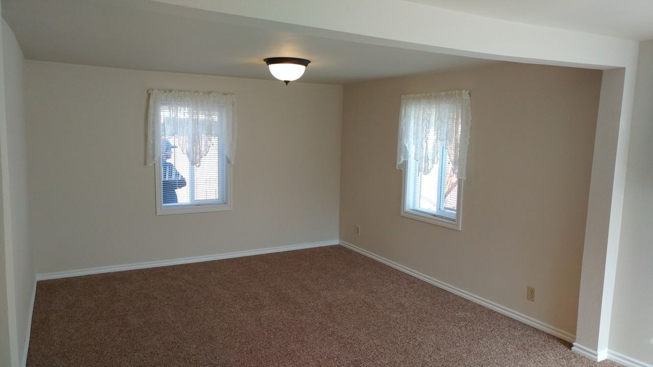 3242 Hilyard Ave - Photo 3 of 19