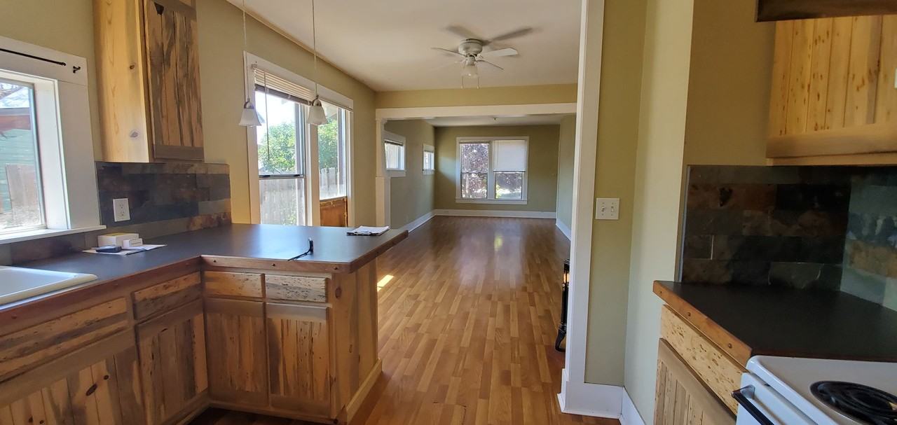 421 W Broadway St - Photo 3 of 12