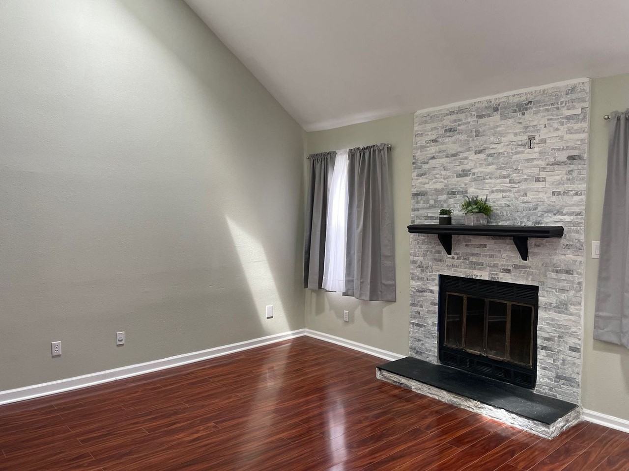 1104 Creekside Ct - Photo 4 of 16