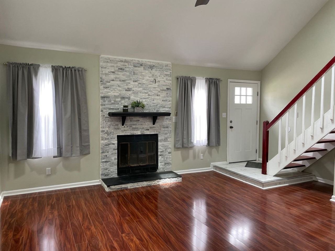 1104 Creekside Ct - Photo 5 of 16