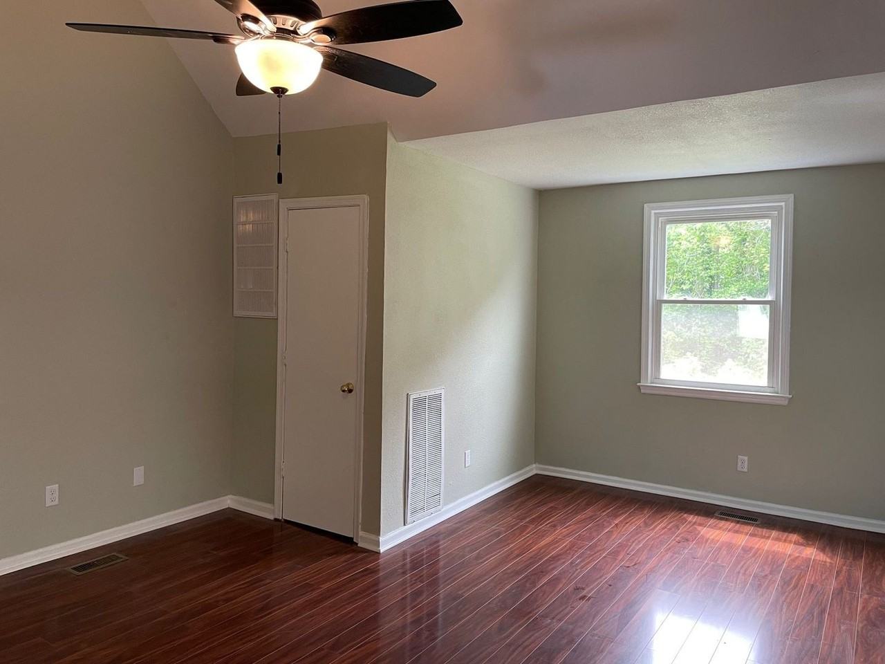 1104 Creekside Ct - Photo 6 of 16