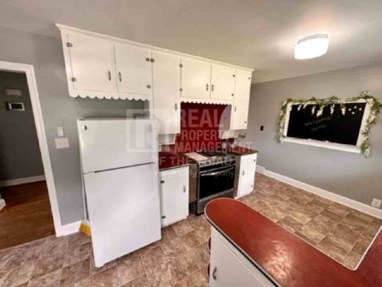 137 Lindbergh St - Photo 3 of 18