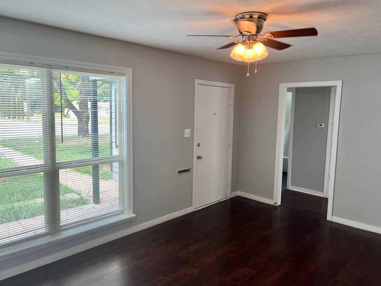 5021 Blackstone Dr - Photo 5 of 33